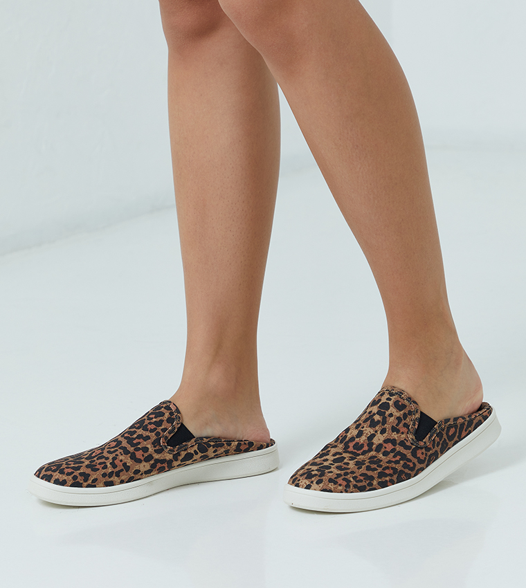NOTABLE Animal Printed Clogs 