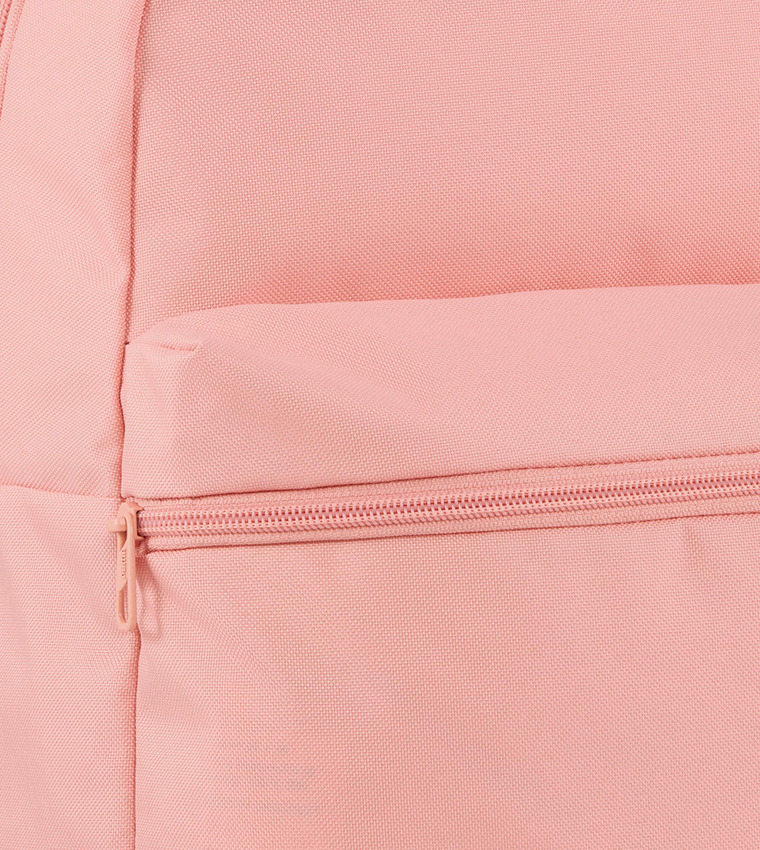 حقيبة ظهر بطبعة شعار وجيب أمامي