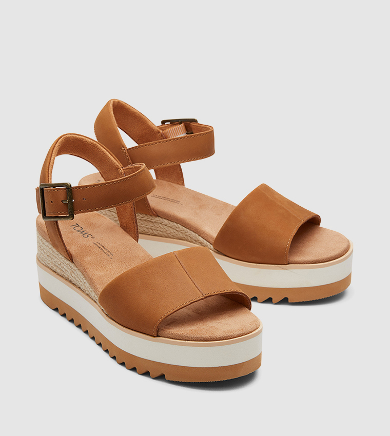 Toms hot sale tan wedges