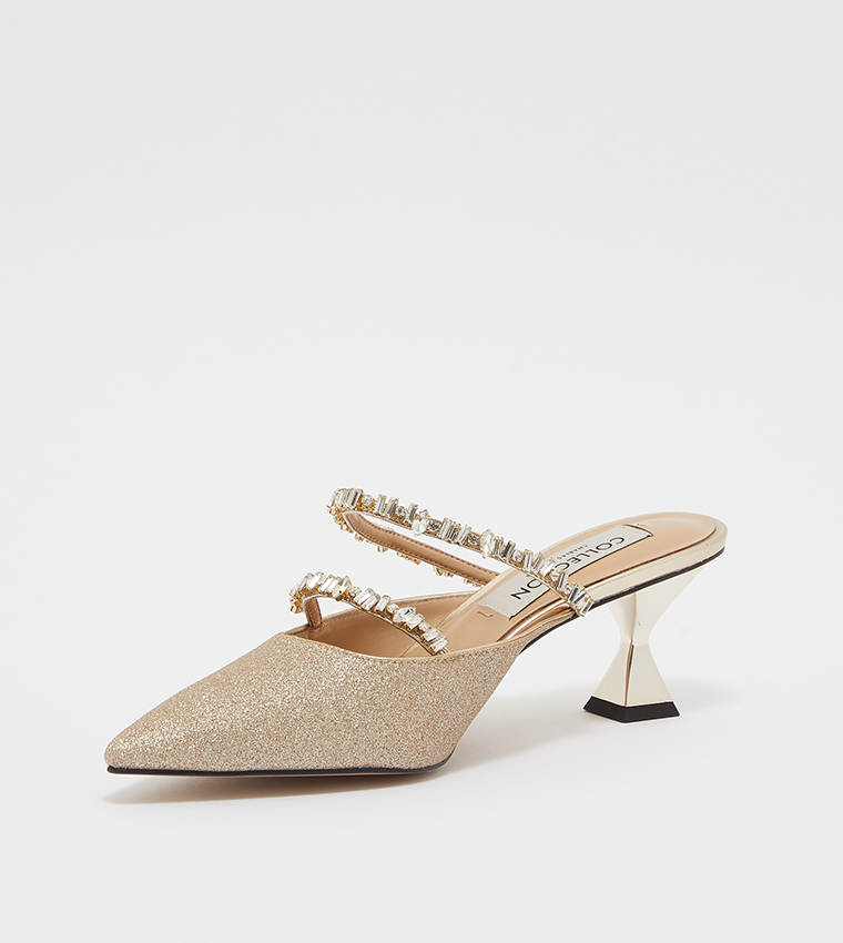 حذاء مرصع بالأحجار 