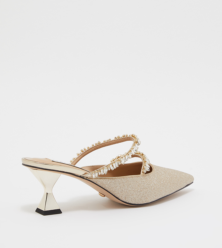 حذاء مرصع بالأحجار 