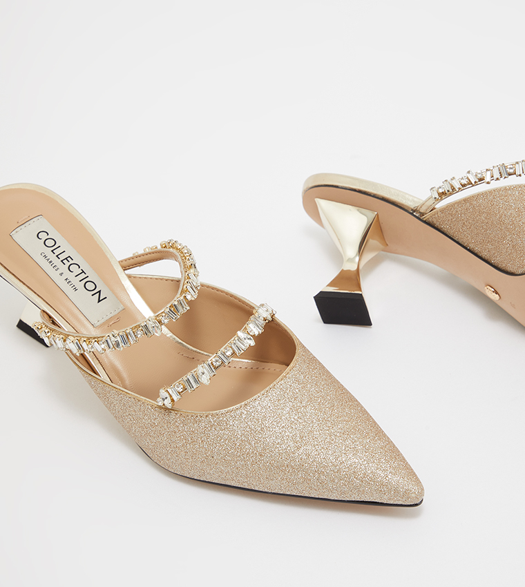 حذاء مرصع بالأحجار 