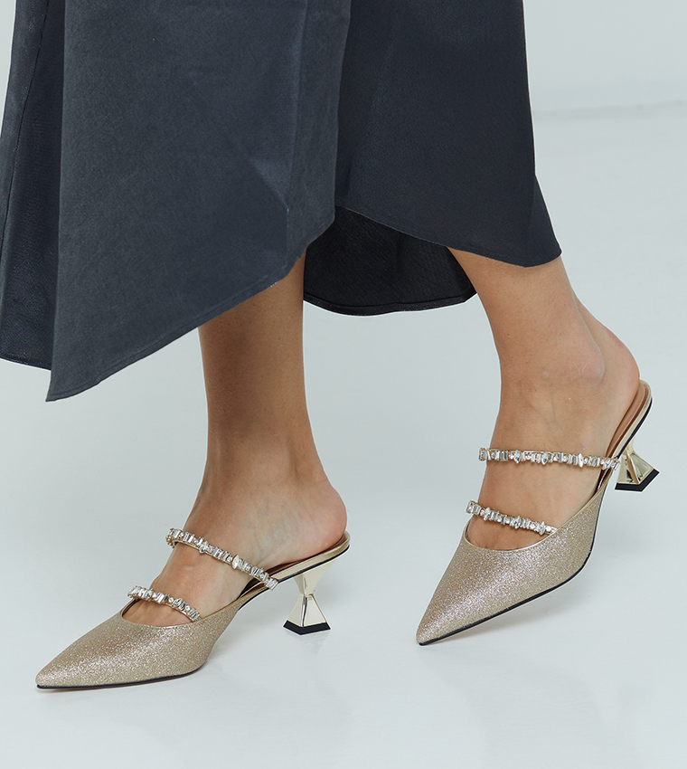 حذاء مرصع بالأحجار 