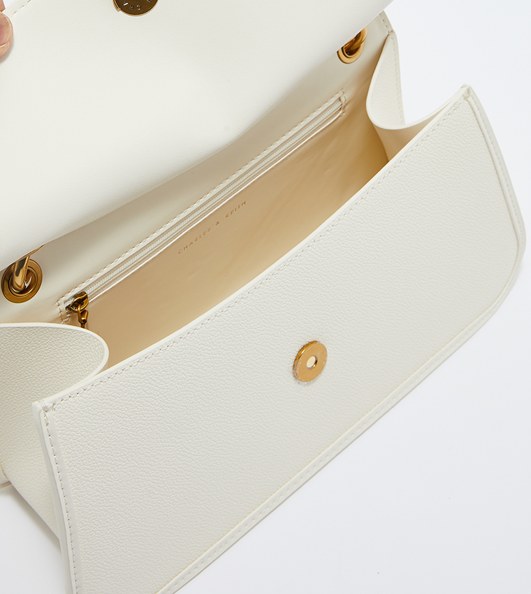 حقيبة باغيت بإبزيم وسلسلة باللون الذهبي 