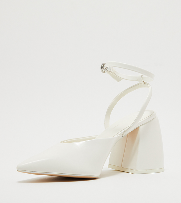 Chunky white outlet pumps