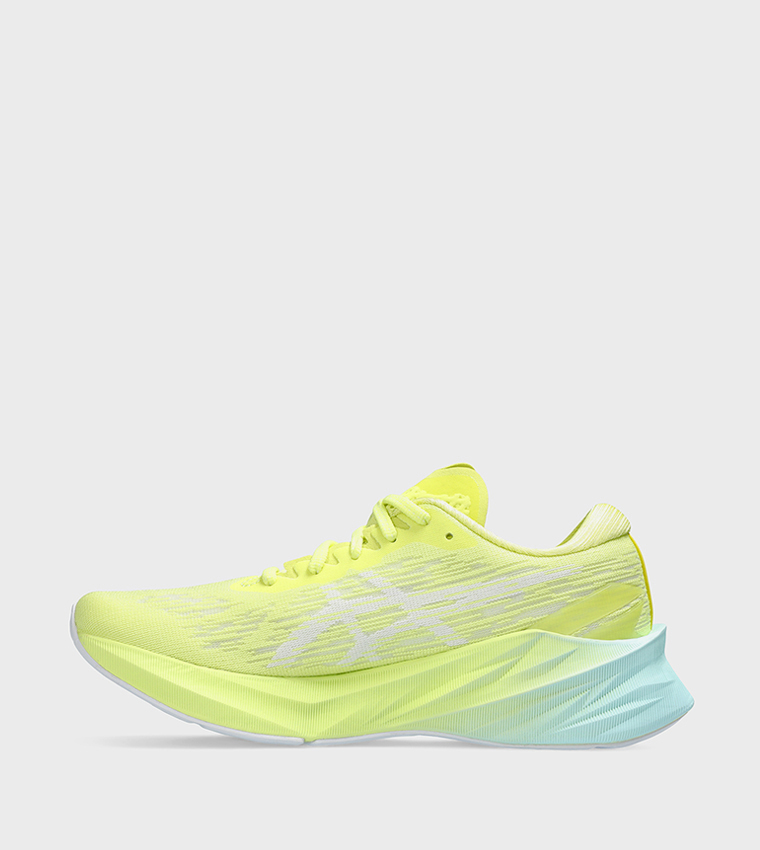 NOVABLAST Lace-Up Running Shoes