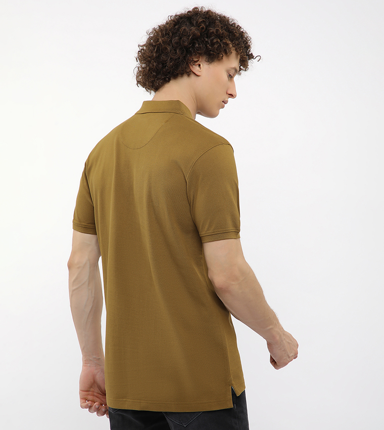 تيشيرت بتطريز شعار وكم قصير 