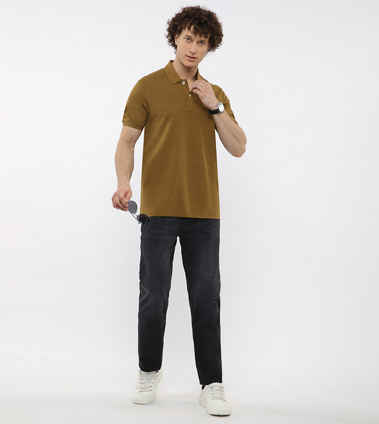 تيشيرت بتطريز شعار وكم قصير 