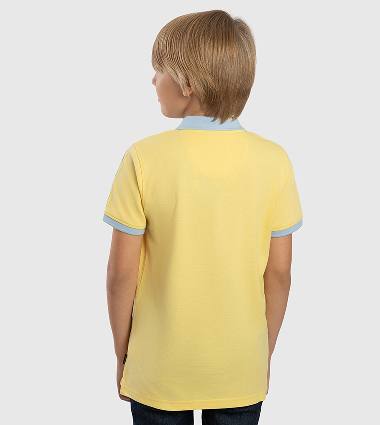 تيشيرت بولو بأكمام قصيرة بتطريز شعار