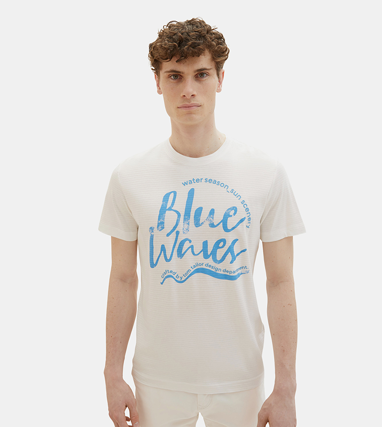 تيشيرت بأكمام قصيرة وطبعة 