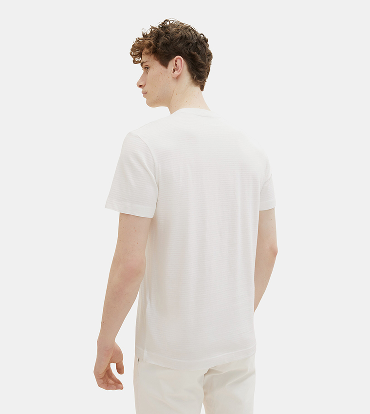 تيشيرت بأكمام قصيرة وطبعة 