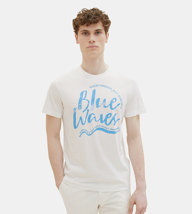 تيشيرت بأكمام قصيرة وطبعة 