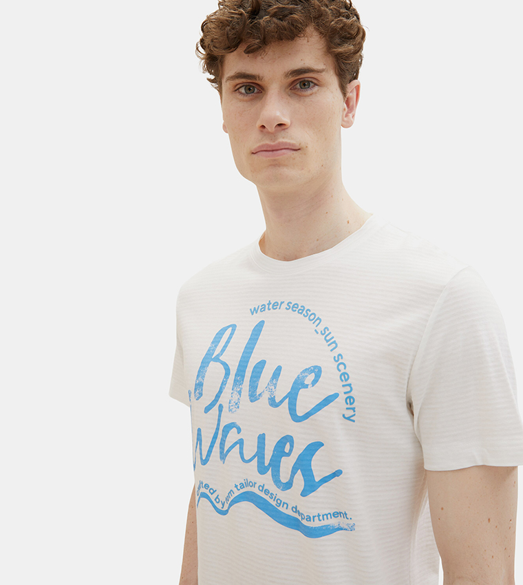 تيشيرت بأكمام قصيرة وطبعة 