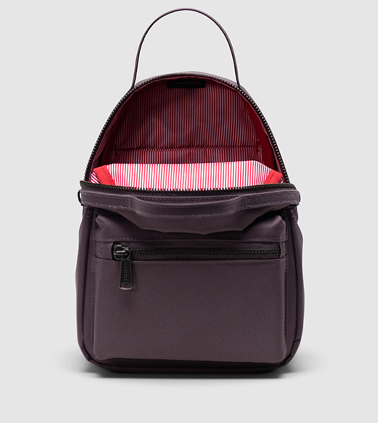 حقيبة ظهر صغيرة