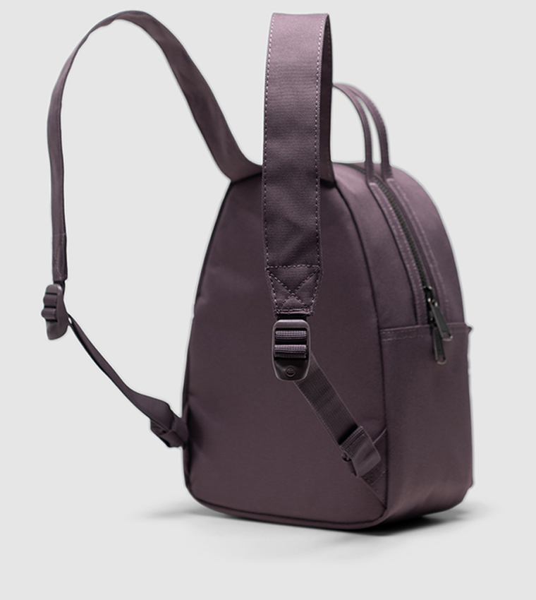 حقيبة ظهر صغيرة