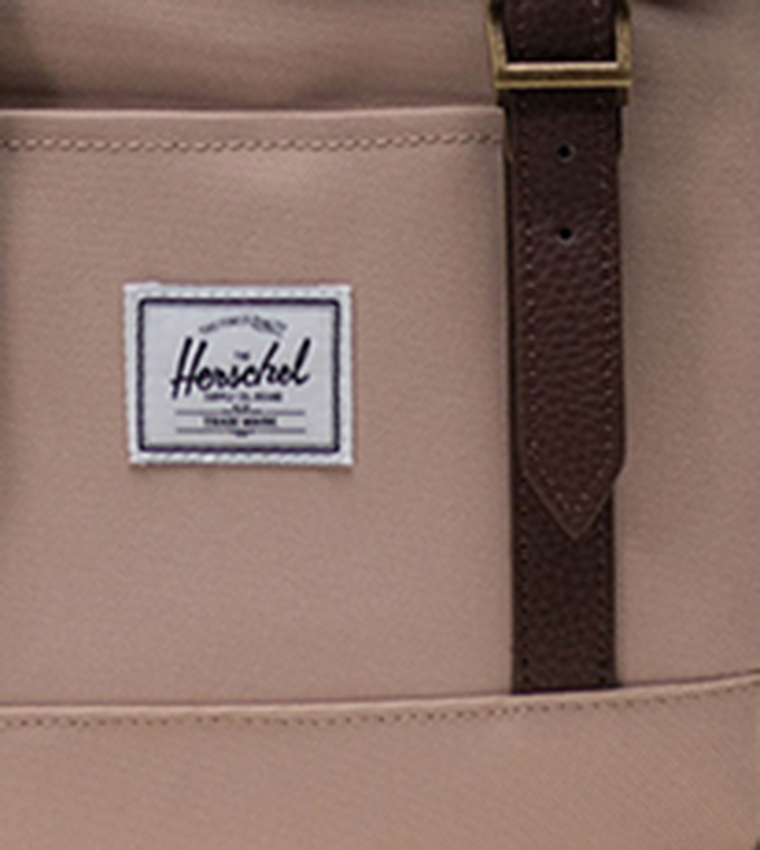 حقيبة ظهر صغيرة بشعار العلامة التجارية 