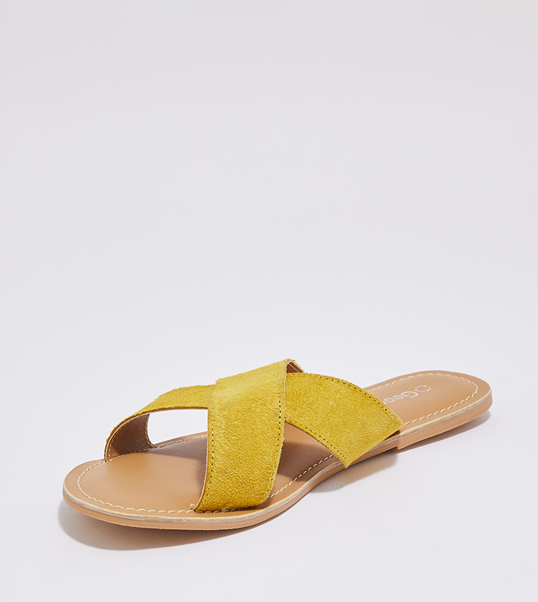 Buy GEOOMNII Bay Round Toe Flat Sandals In Yellow 6thStreet UAE