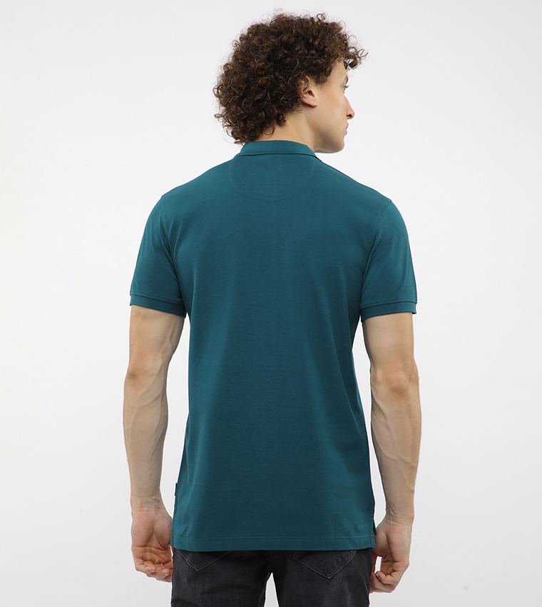 تيشيرت بتطريز شعار وكم قصير 