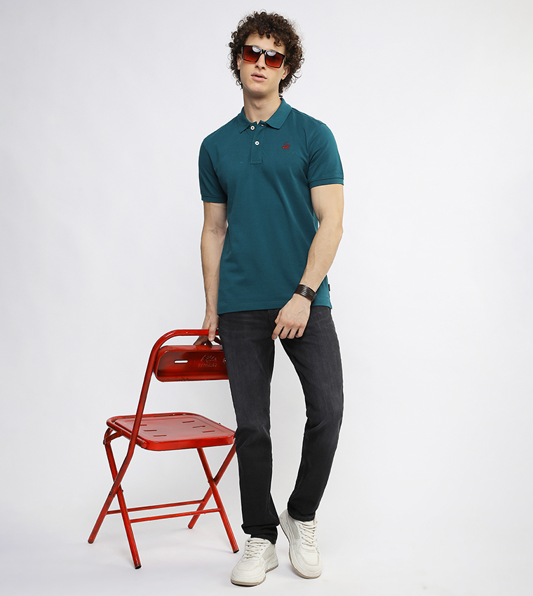 تيشيرت بتطريز شعار وكم قصير 