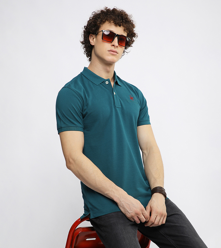 تيشيرت بتطريز شعار وكم قصير 