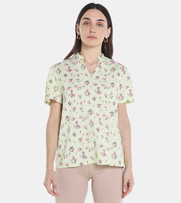 بلوزة سوداء مزينة بطبعة من آر أند بي