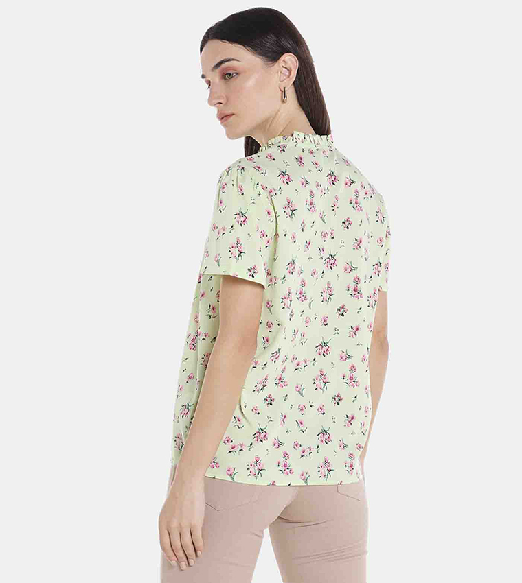 بلوزة سوداء مزينة بطبعة من آر أند بي