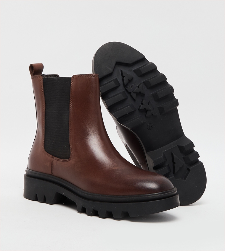 Round Toe Chelsea Boots
