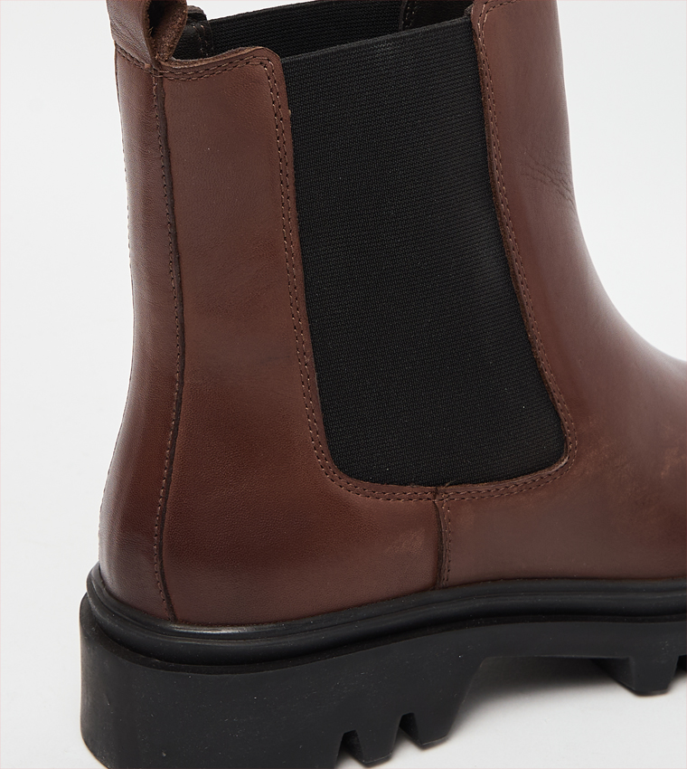Round Toe Chelsea Boots