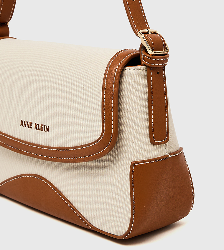 شنطة كتف نسائية فلاب بحواف متباينة 