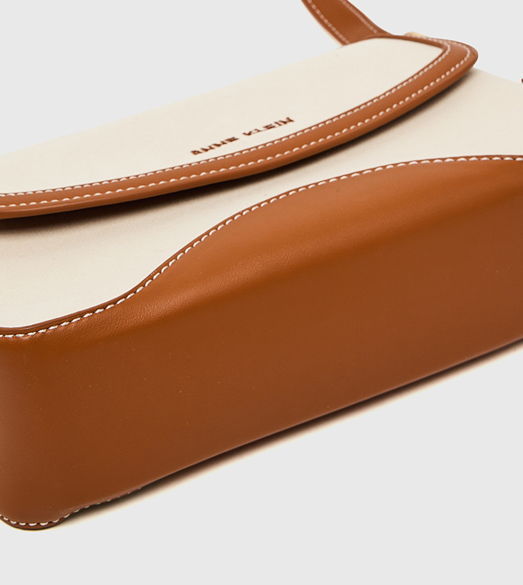 شنطة كتف نسائية فلاب بحواف متباينة 