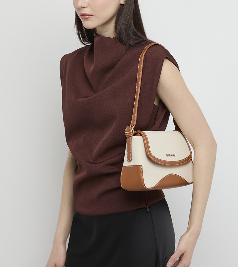 شنطة كتف نسائية فلاب بحواف متباينة 