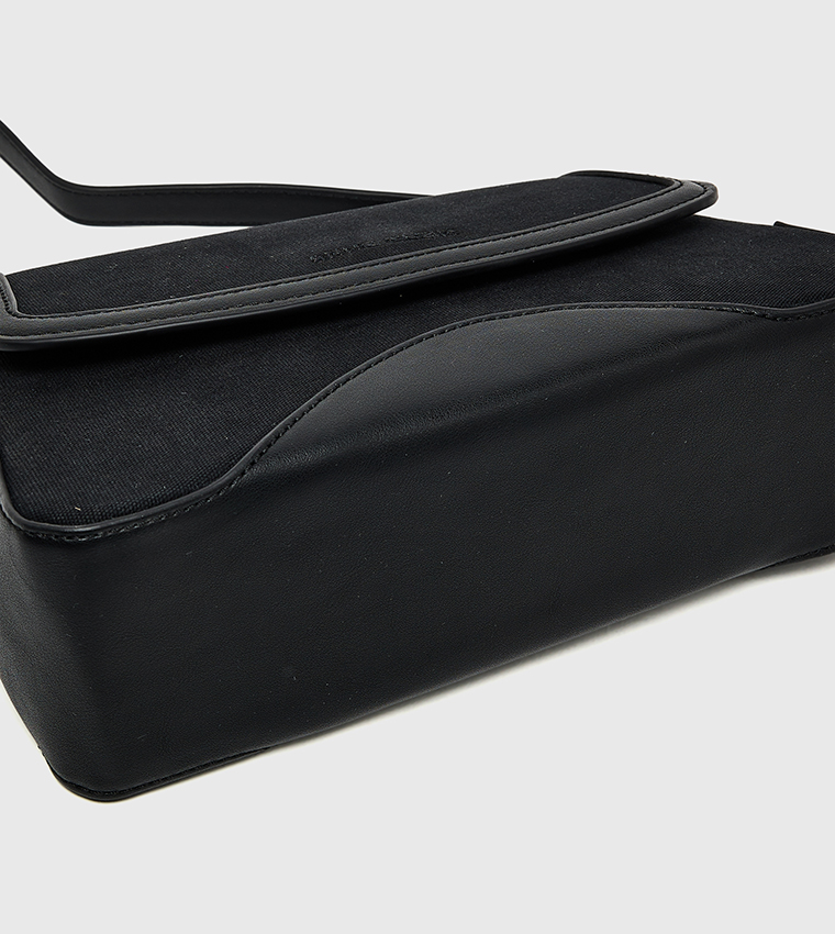 شنطة كتف نسائية فلاب بحواف متباينة 