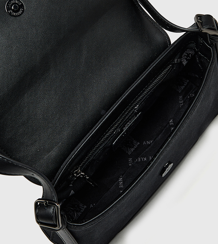 شنطة كتف نسائية فلاب بحواف متباينة 