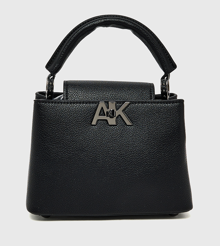 شنطة يد نسائية بشعار 