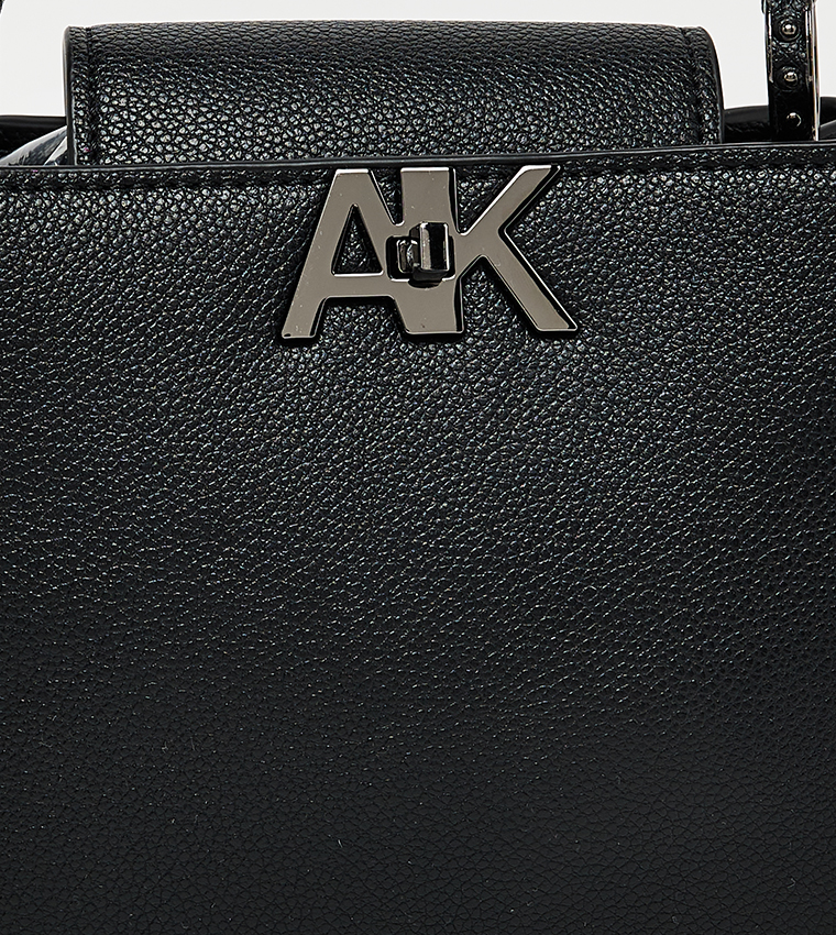 شنطة يد نسائية بشعار 