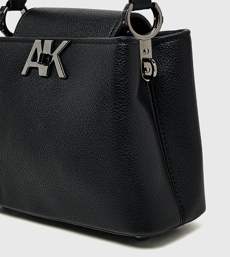 شنطة يد نسائية بشعار 