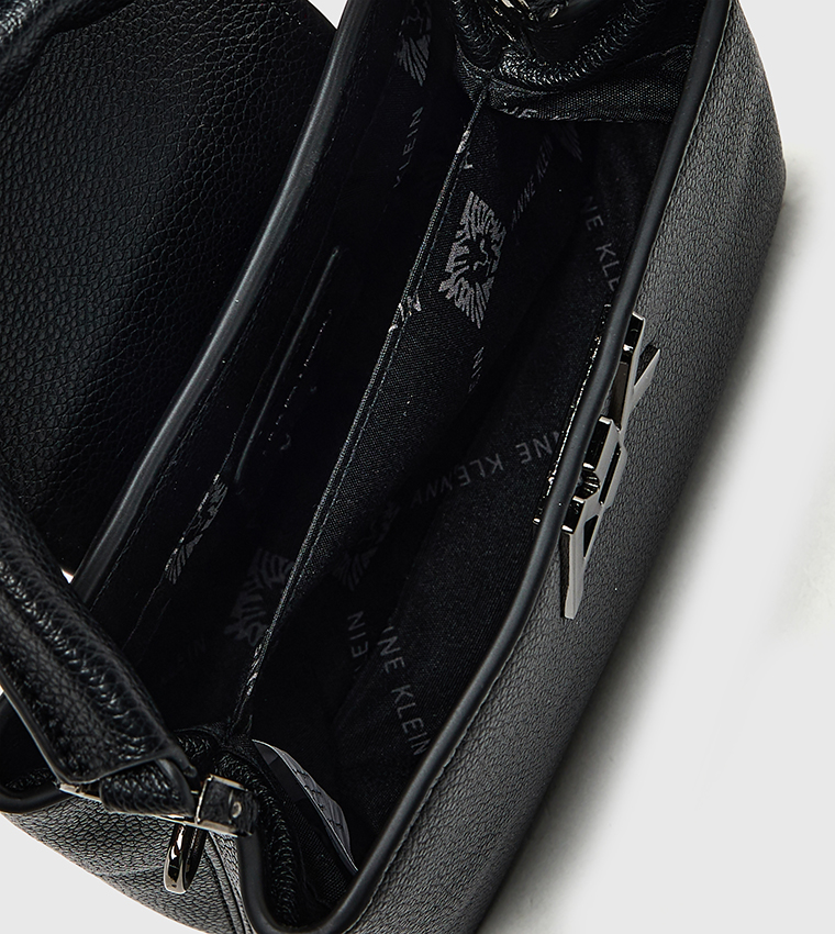 شنطة يد نسائية بشعار 