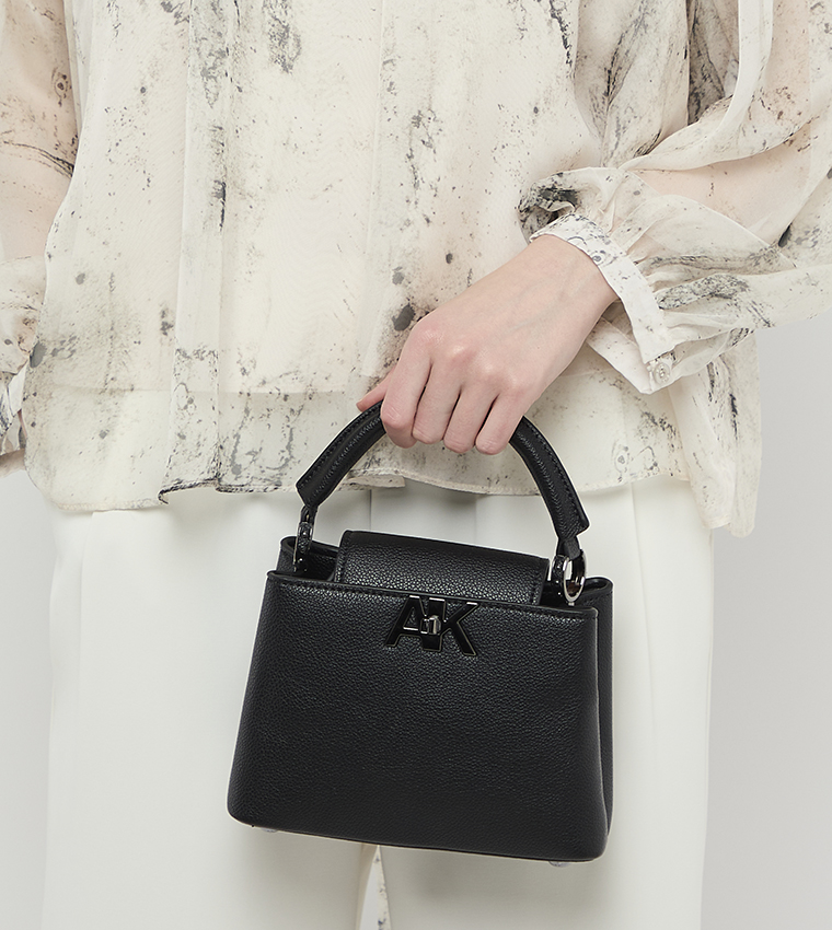 شنطة يد نسائية بشعار 