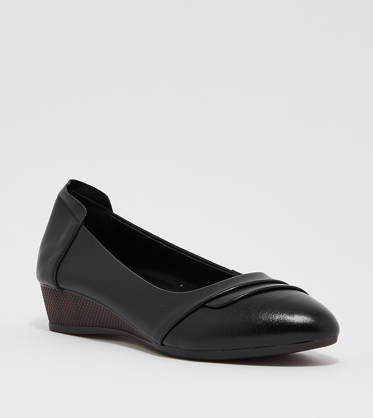 Hush puppies cheap black flats