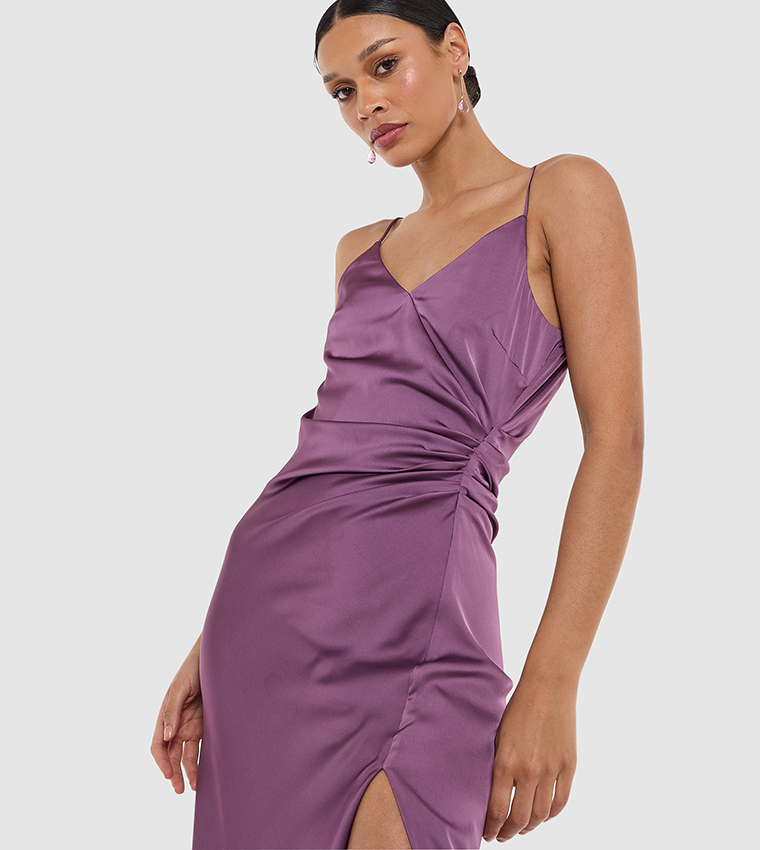 فستان ساتان ماكسي بفتحة وحمالات