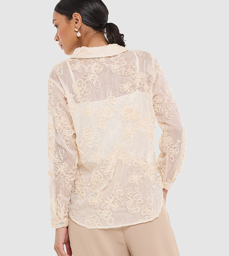 قميص بأكمام طويلة