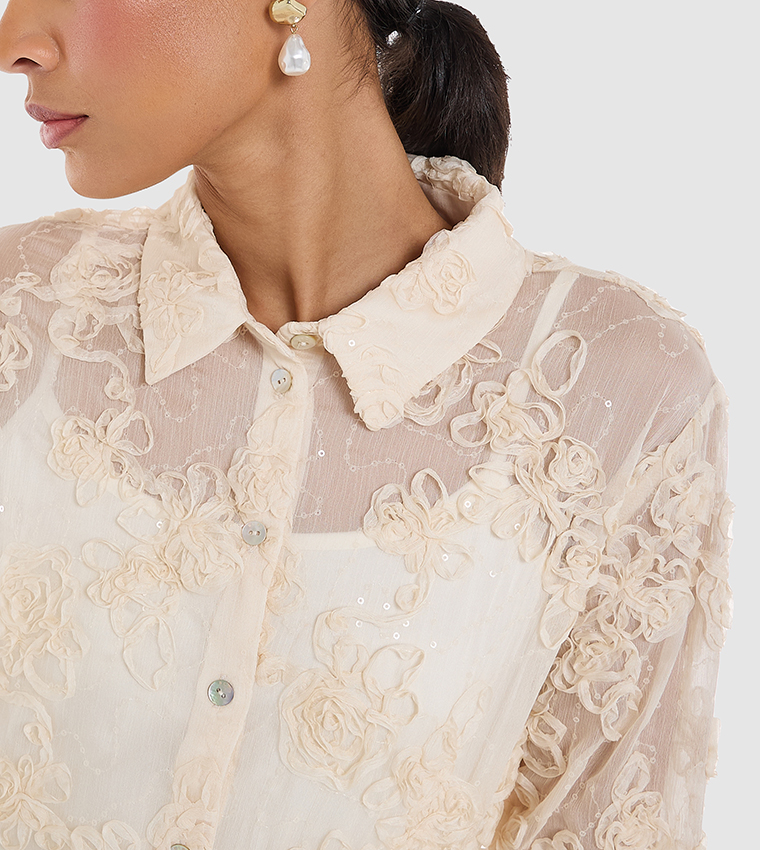 قميص بأكمام طويلة