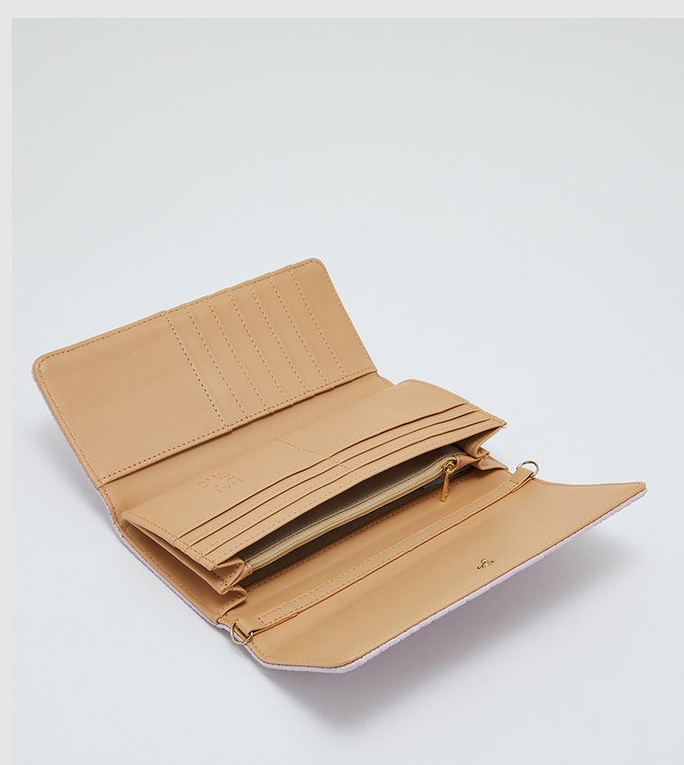 محفظة بنقشة بارزة