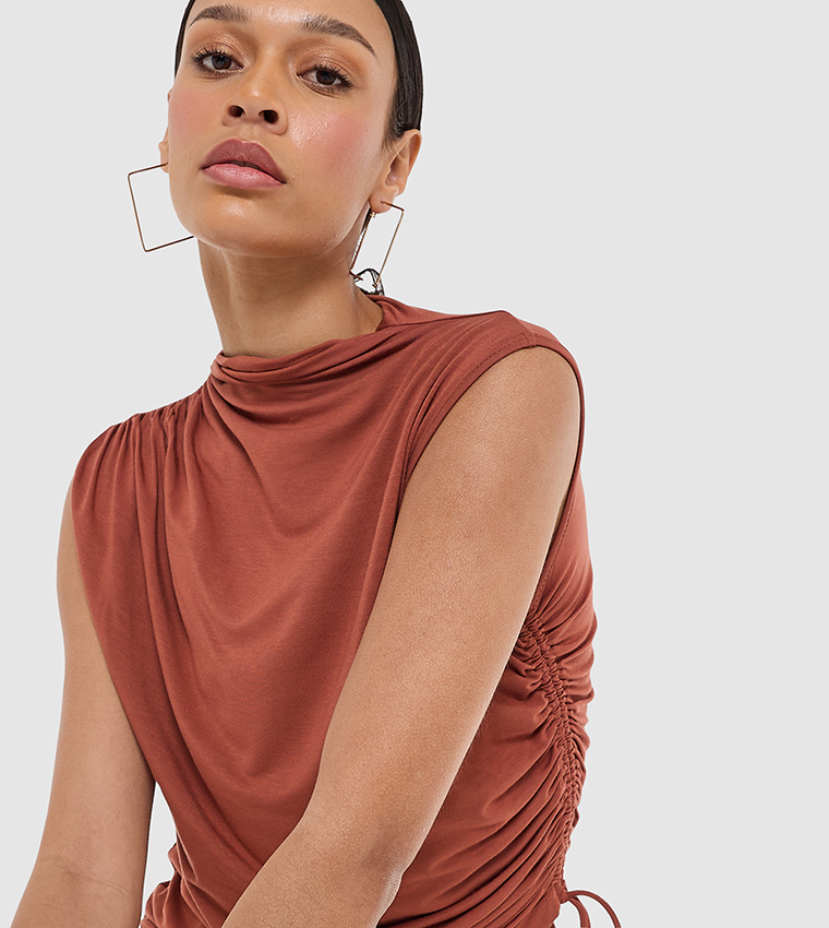 توب مكشكش بدون أكمام وياقة واسعة 