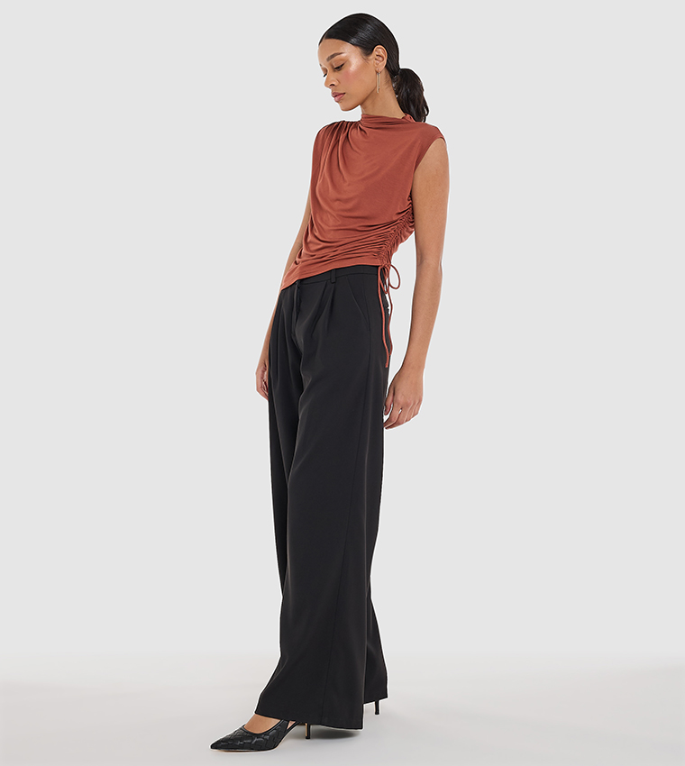 توب مكشكش بدون أكمام وياقة واسعة 