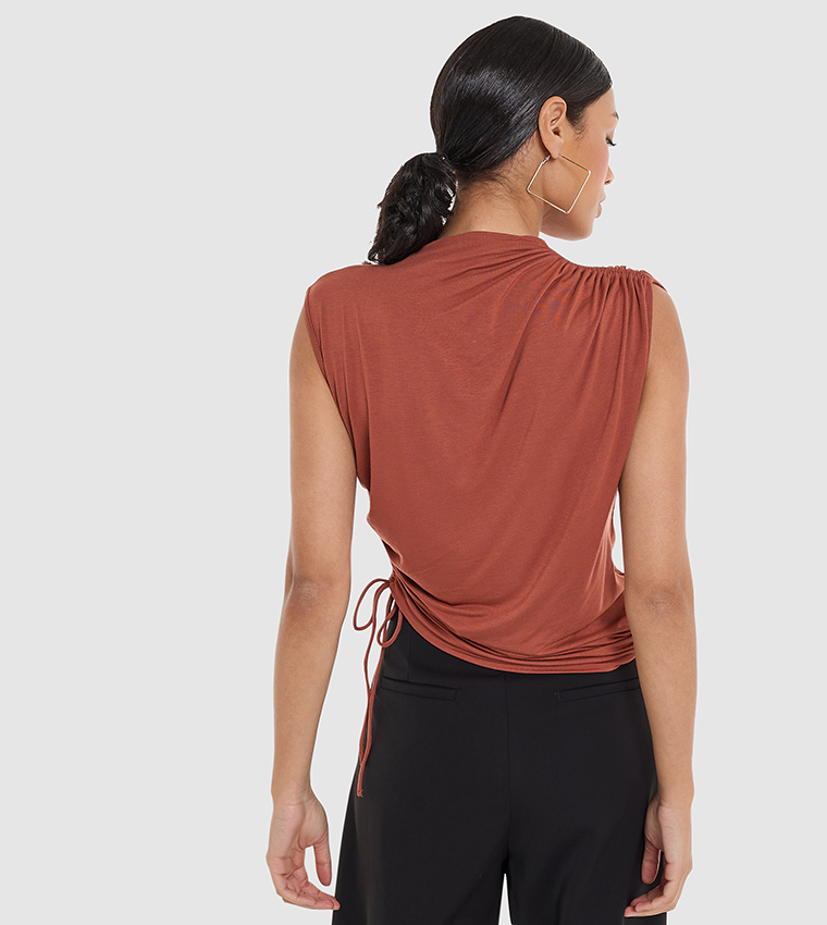 توب مكشكش بدون أكمام وياقة واسعة 