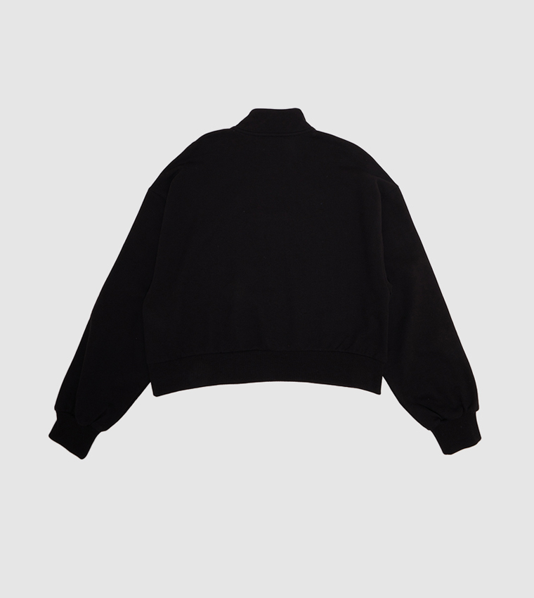 سويتشيرت بياقة وهمية وشعار العلامة التجارية