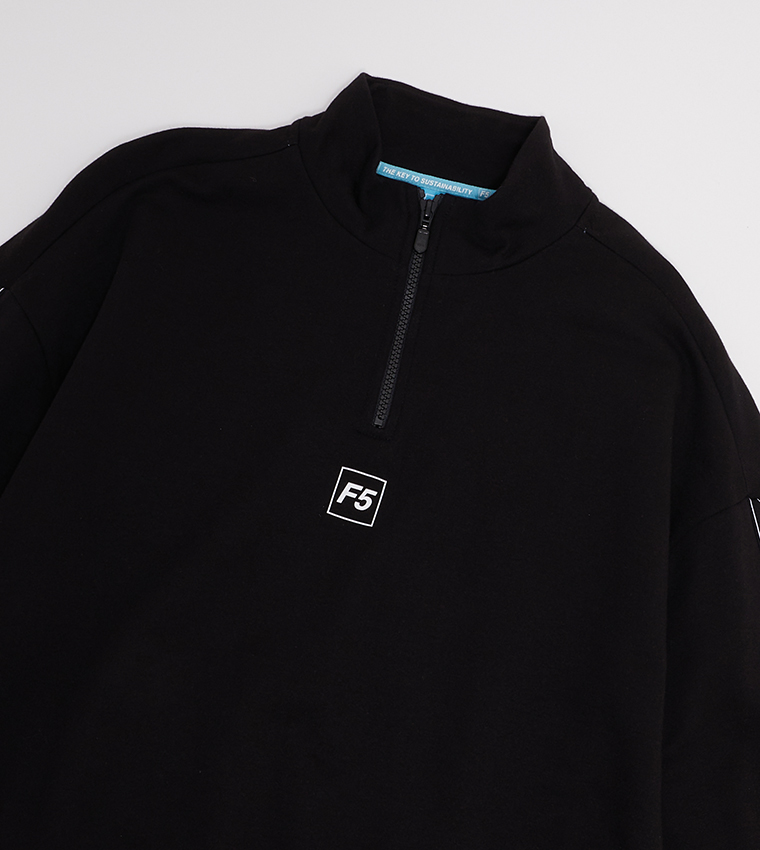 سويتشيرت بياقة وهمية وشعار العلامة التجارية