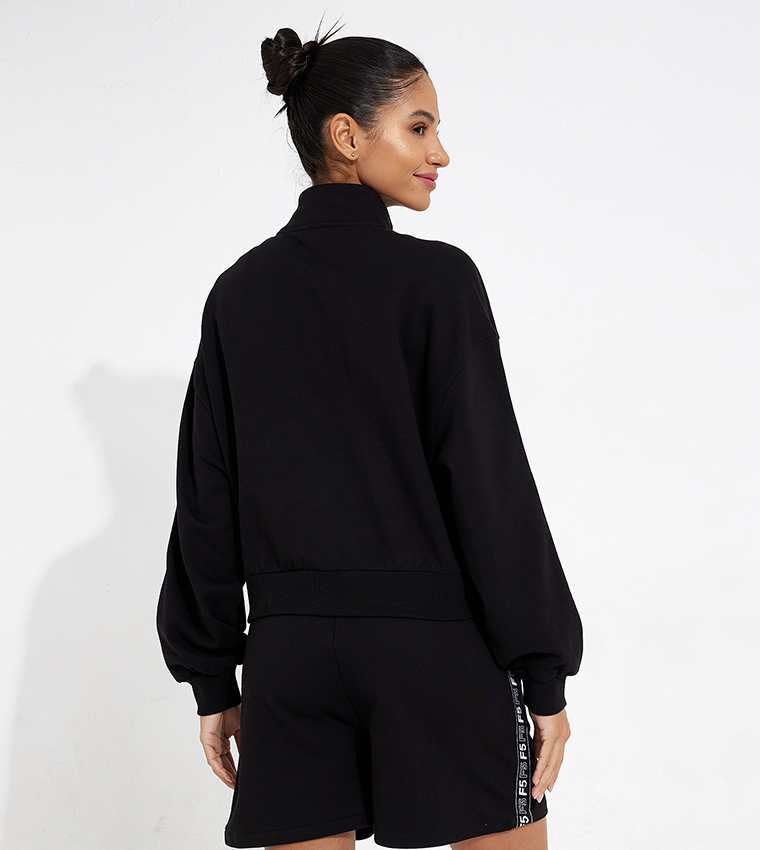 سويتشيرت بياقة وهمية وشعار العلامة التجارية