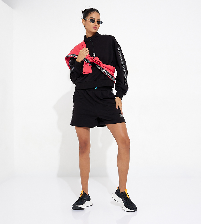 سويتشيرت بياقة وهمية وشعار العلامة التجارية